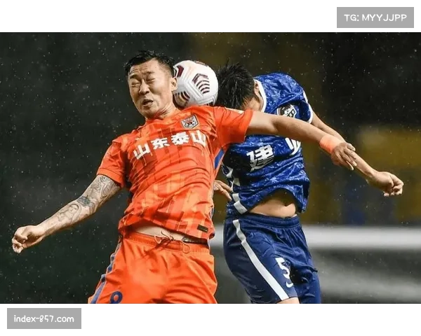 山东泰山中场失控问题：双后腰出球选择单一，纵向传递效率低下